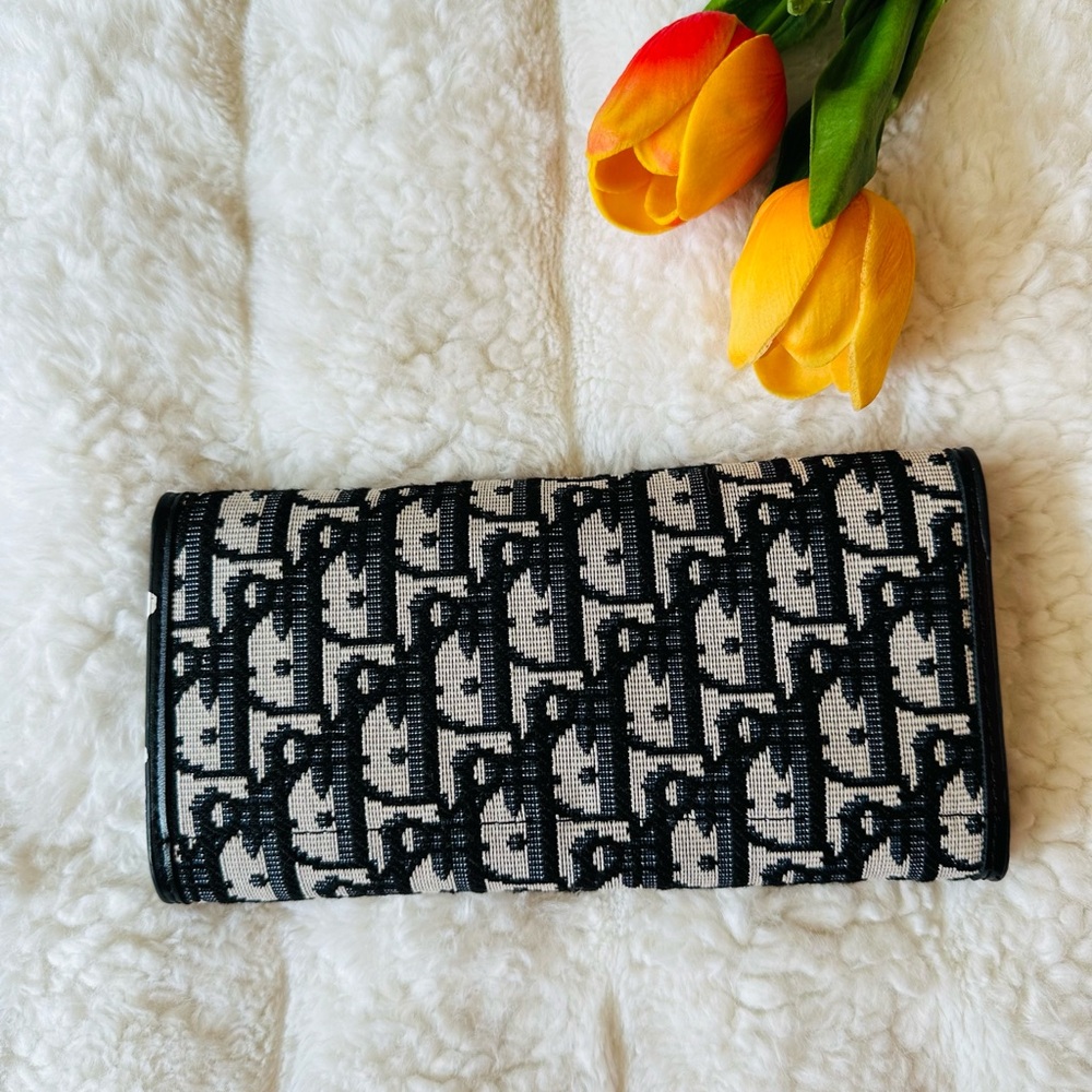 Elegant Black and White Clutch